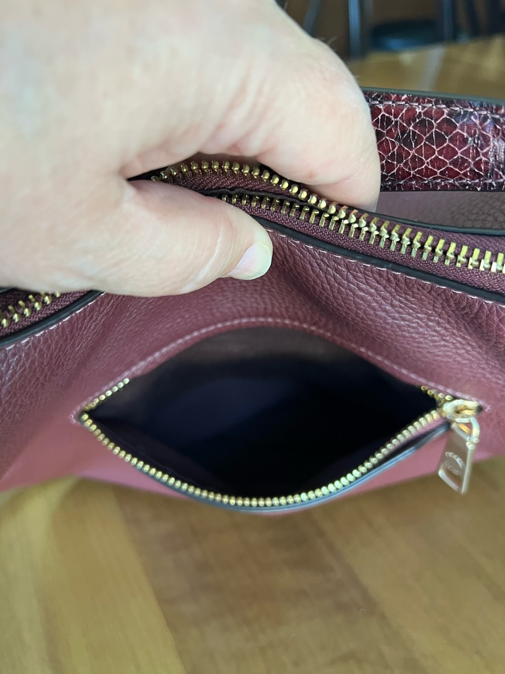 EUC Coach Jules Hobo Bag, Pebbled Leather in Burgundy/Maroon/Wine. - Picture 4 of 12